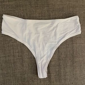Skims mica fits everybody thong. Size small